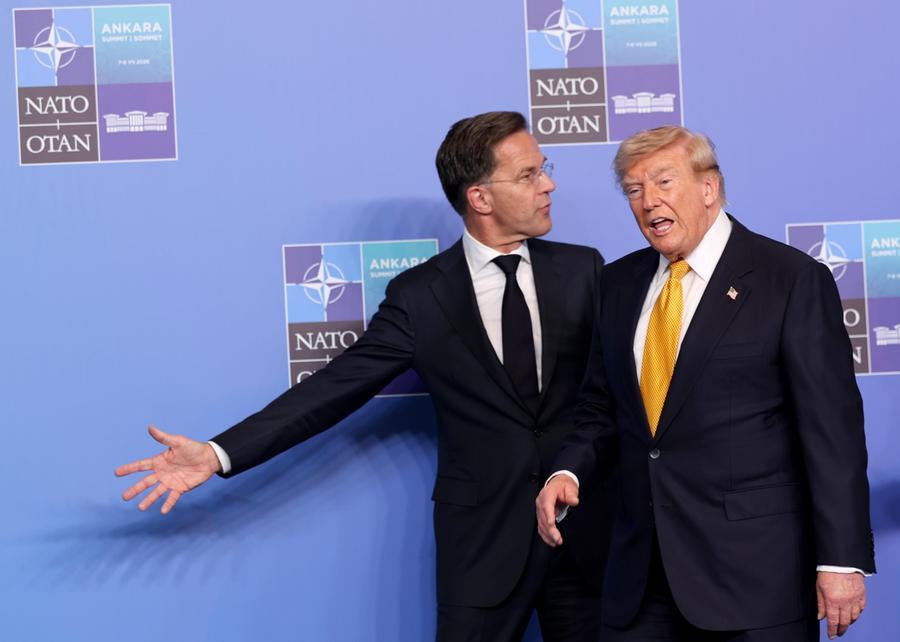 Il vertice Nato secondo Trump: prima attacca gli alleati, poi parla di «amore»