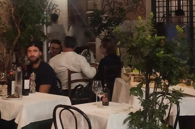 (Il premier ungherese con la sua famiglia in un ristorante a Trastevere. Courtesy of 444.hu)