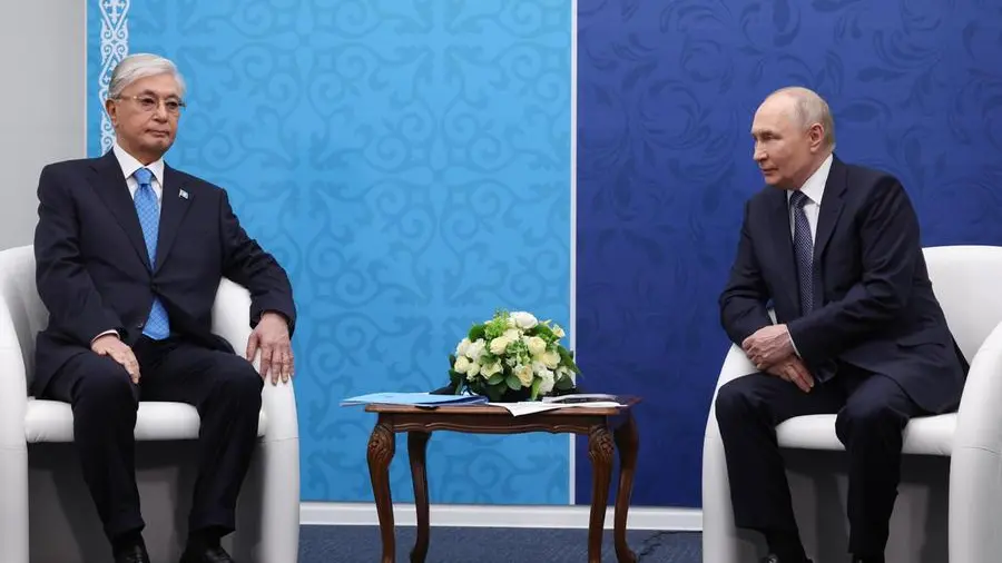 Presidente kazako e presidente russo discutono durante un incontro a Omsk, con un gruppo di leader regionali intorno