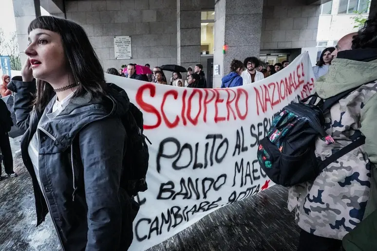 «Stop Agli Accordi Italia-Israele». Studenti In Piazza Per Lo Sciopero ...