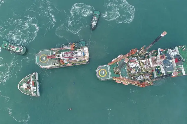 Veduta aerea di due piattaforme di perforazione petrolifera offshore / Foto Ap