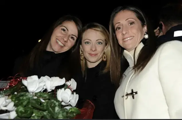 Le sorelle Meloni con la loro amica, Milka Di Nunzio, nel locale che fu anche di mamma Meloni e lâex socio Quinzi