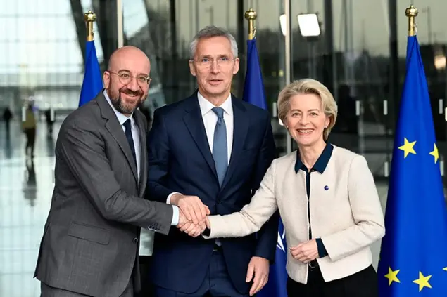 (Charles Michel, Ursula von der Leyen e Jens Stoltenberg hanno siglato la dichiarazione congiunta di cooperazione Nato-Ue. Foto AP)