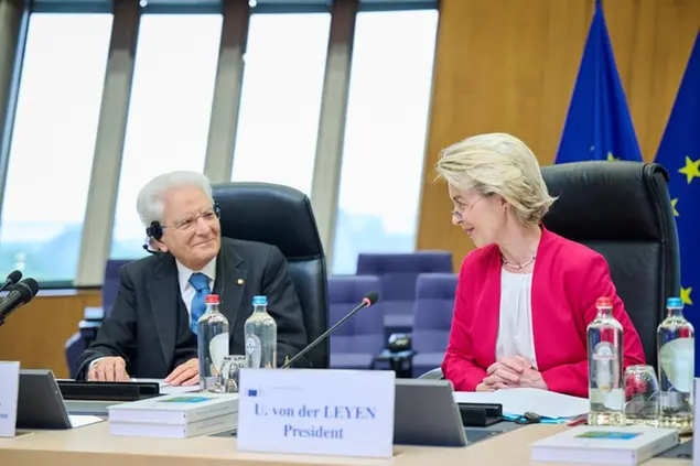 (Sergio Mattarella al collegio dei commissari con von der Leyen. Foto Comm. Ue)