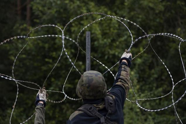 27/08/2021 Zubrzyca Wielka, la polizia polacca installa un recinto di filo spinato alto 2,5 metri lungo il confine con la Bielorussia per bloccare il flusso di migranti provenienti da Iraq e Afghanistan