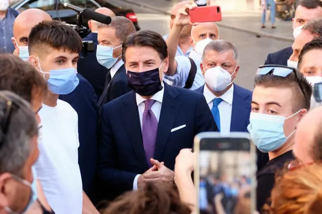 Il Presidente del Consiglio Giuseppe Conte passeggia in centro di Roma incontrando numerosi cittadini (Foto LaPresse)
