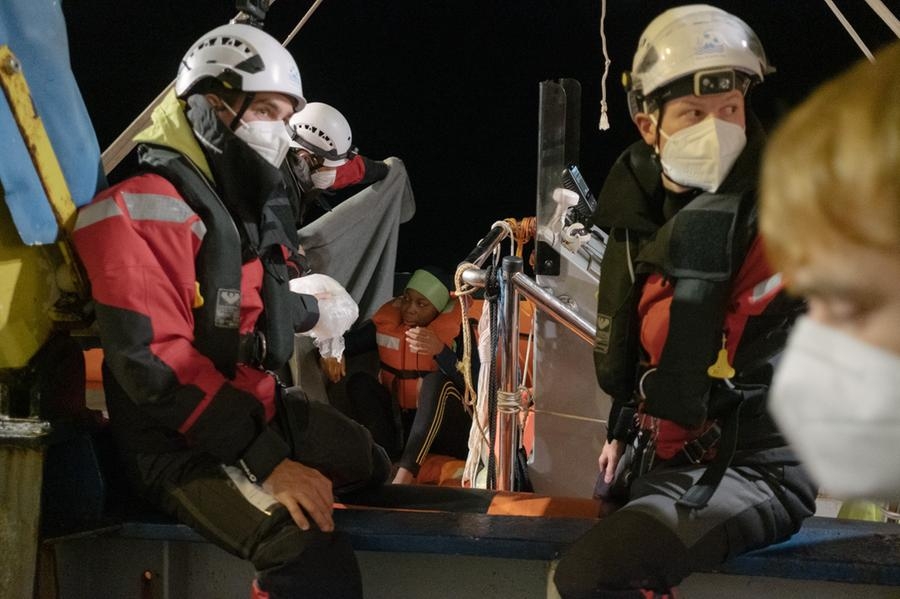 Evacuazione notturna di alcuni naufraghi soccorsi dalla nave della ong tedesca Sea-Watch (Foto dal profilo ufficiale della ong)
