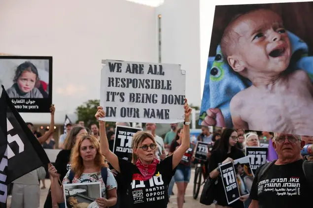 (Proteste a Tel Aviv contro il massacro e la carestia forzata a Gaza. Foto Epa/Ansa)