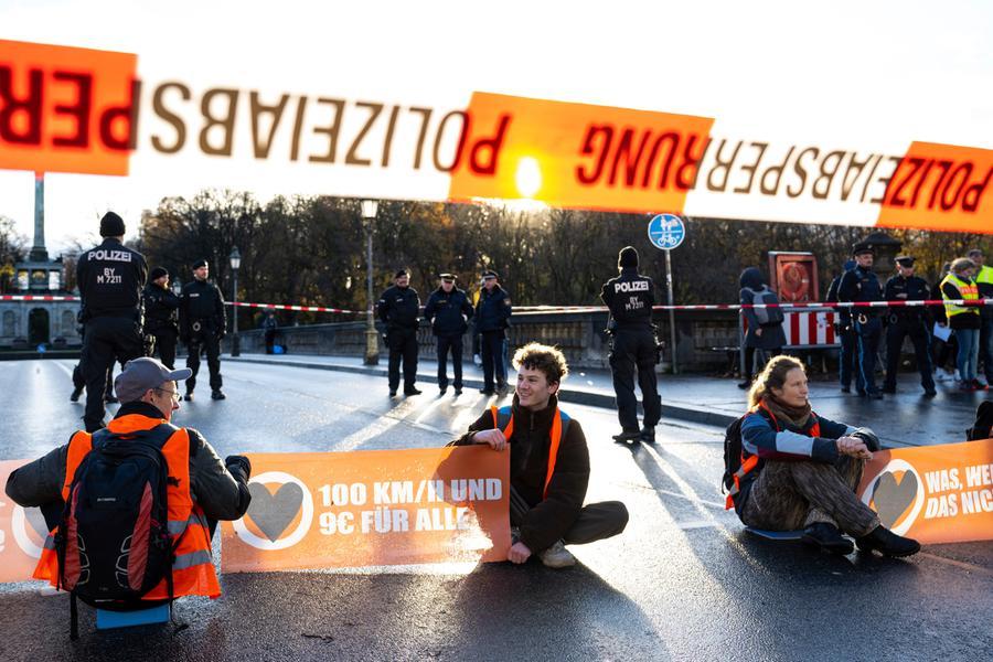 21 November 2022, Bavaria, Munich: Climate activists of the environmental movement \\\"Last Generation\\\" sit on Prinzregentenstra'e and block traffic. Photo by: Lennart Preiss/picture-alliance/dpa/AP Images