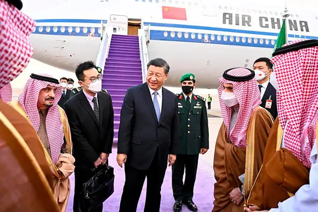 Chinese President Xi Jinping, center, greets by Prince Faisal bin Bandar bin Abdulaziz, Governor of Riyadh, after his arrival in Riyadh, Saudi Arabia, Wednesday, Dec. 7, 2022. (Saudi Press Agency via AP)