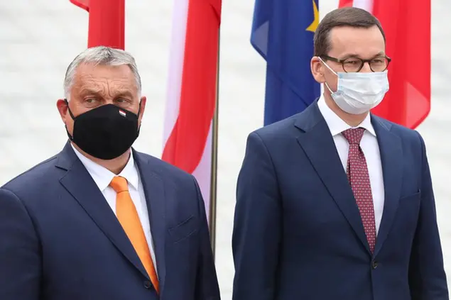 (Il premier ungherese, Viktor Orb\\u00E1n, e quello polacco, Mateusz Morawiecki. Foto LaPresse)