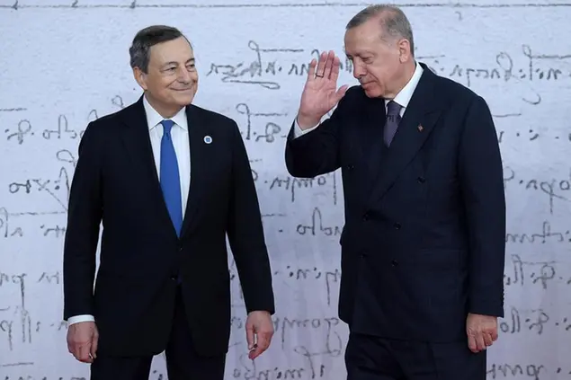 (L’uscita di aprile 2021 sul “dittatore” è stata presto ricucita. Qui Draghi e Erdogan al G20 a Roma il 30 ottobre.\\u00A0Foto LaPresse)