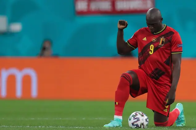 21 June 2021, Russia, St. Petersburg: Football: European Championship, Finland - Belgium, preliminary round, Group B, matchday 3 at St. Petersburg Stadium. Belgium's Romelu Lukaku kneels before the match. Photo by: Igor Russak/picture-alliance/dpa/AP Images