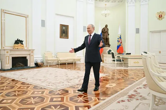 Il presidente russo Putin accoglie a braccia aperte al Cremlino l'inviato du Trump Steve Witkoff