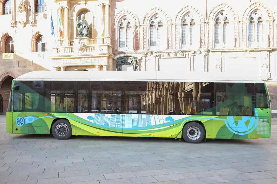 Gli autobus elettrici sono una soluzione più funzionale (foto LaPresse)