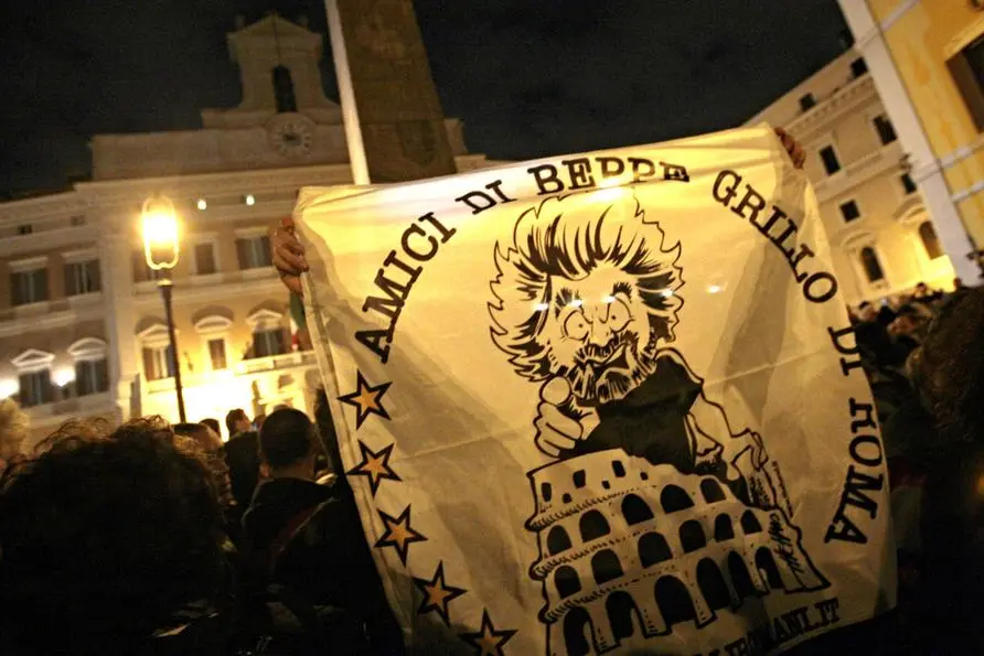 Foto Mauro Scrobogna/LaPresse 20-04-2013 Roma Camera - manifestazione m5s a sostegno di Rodota' Nella foto: protesta dei sostenitori m5s davani alla Camera dei Deputati dopo l'elezione di Giorgio Napolitano Photo Mauro Scrobogna/LaPresse April, 04-2013 Rome m5s party supporting Rodota' In the photo: movimento 5 stelle supporter display banner