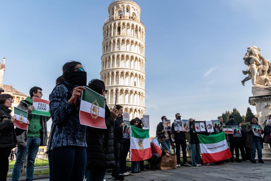 Il governo vieta anche i flash mob: «È totalitarismo»