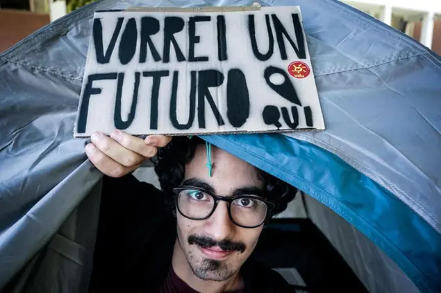 Gli studenti universitari in tenda manifestano contro il caro affitti a Torino, 25 settembre 2023 (Foto Ansa)