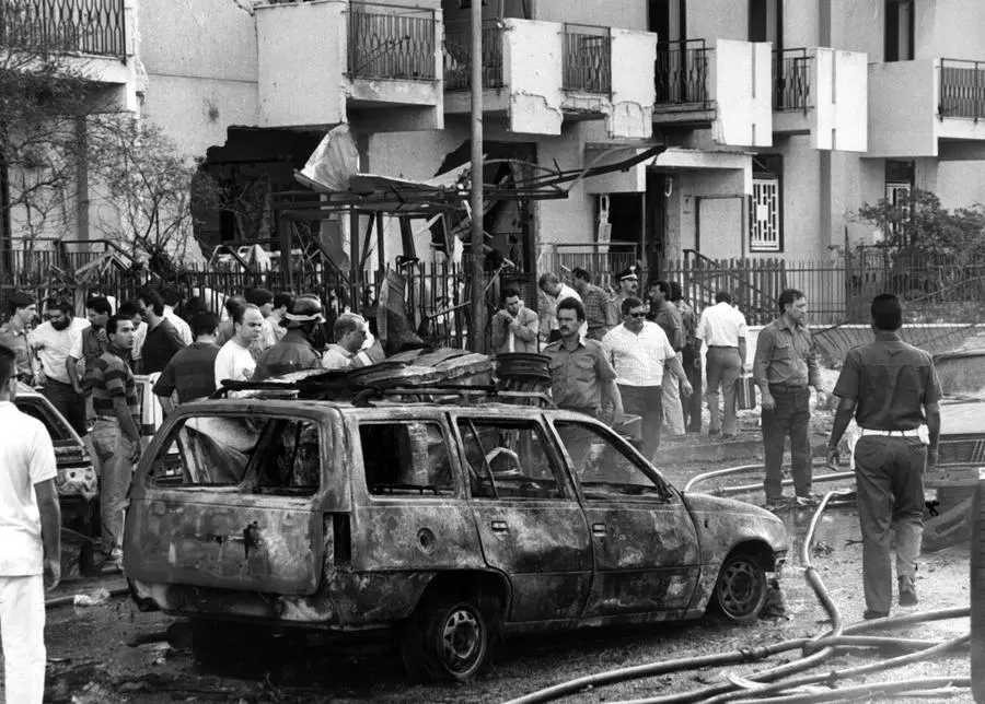Foto LaPresse Torino/Archivio storico Storico 19/07/1992 Palermo Paolo Borsellino Paolo Emanuele Borsellino (Palermo, 19 gennaio 1940 – Palermo, 19 luglio 1992) è stato un magistrato italiano. Assassinato da cosa nostra assieme a cinque agenti della sua scorta nella strage di via d'Amelio, è considerato uno dei personaggi più importanti e prestigiosi nella lotta contro la mafia in Italia, insieme al collega ed amico Giovanni Falcone. nella foto: omicidio di Paolo Borsellino Photo LaPresse Turin/Archives historical Hystory 19/07/1992 Palermo Paolo Borsellino in the photo: Paolo Borsellino