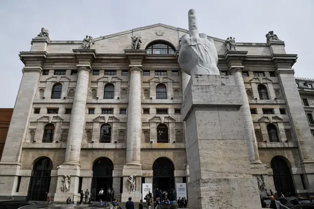 Piazza degli Affari a Milano (foto Agf)