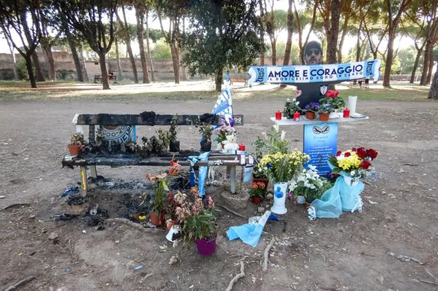 La panchina del Parco degli Acquedotti dove il 7 agosto 2019 è stato ucciso Diabolik. Era diventata un memoriale fino a che non ha preso fuoco