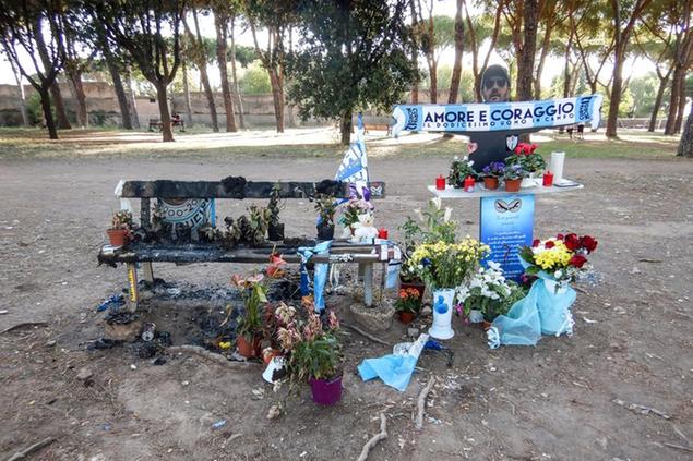 La panchina del Parco degli Acquedotti dove il 7 agosto 2019 \\u00E8 stato ucciso Diabolik. Era diventata un memoriale fino a che non ha preso fuoco