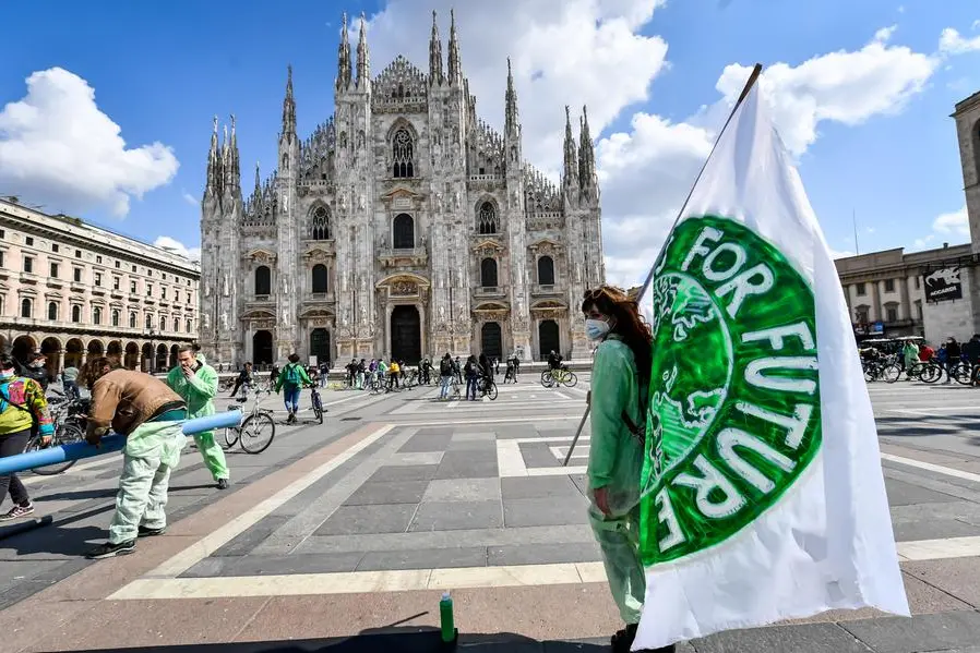 Foto LaPresse - Claudio Furlan 19 marzo 2021 - Milano (Italia) Cronaca Fridays for Future torna in piazza con un nuovo sciopero globale per il clima. Gli attivisti di Fridays for Future Milano hanno organizzato un Bike Strike. Nella foto: la protesta in Duomo Photo LaPresse - Claudio Furlan March 19, 2021 Milan (Italy) News Fridays for Future: Climate strikers are back on the streets In the pic: Fridays for Futures activist in front of Milan Cathedral