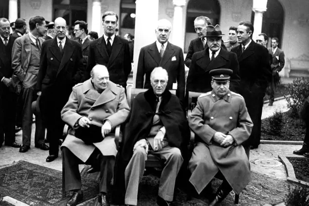 Winston Churchill, Franklin Delano Roosevelt , Joseph Stalin durante la conferenza di Yalta nel 1945 (Foto La Presse)