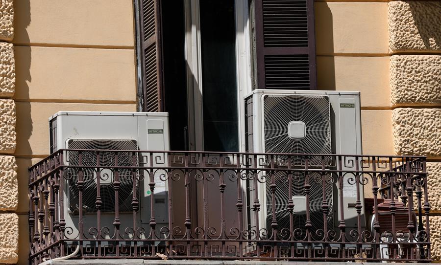 Edifici con tetti riflettenti e reti di teleraffrescamento in una città europea durante un’ondata di calore