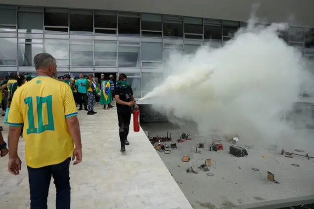 A protester, supporter of Brazil's former President Jair Bolsonaro, empties a fire extinguisher after protesters stormed Planalto Palace in Brasilia, Brazil, Sunday, Jan. 8, 2023. Planalto is the official workplace of the president. (AP Photo/Eraldo Peres) Associated Press/LaPresse Only Italy and Spain