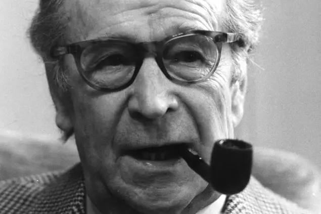 Archivbild des Schriftstellers Georges Simenon aus dem Jahre 1981. Simenon, Schoepfer des \\\"Kommissar Maigret\\\", wird am Sonntag (13.2.) achtzig Jahre alt. (AP-Photo) 1981