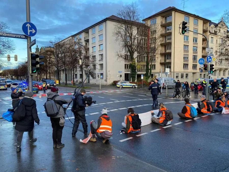 Manifestanti bloccano una strada di Monaco. Foto\\u00A0Letzte Generation München