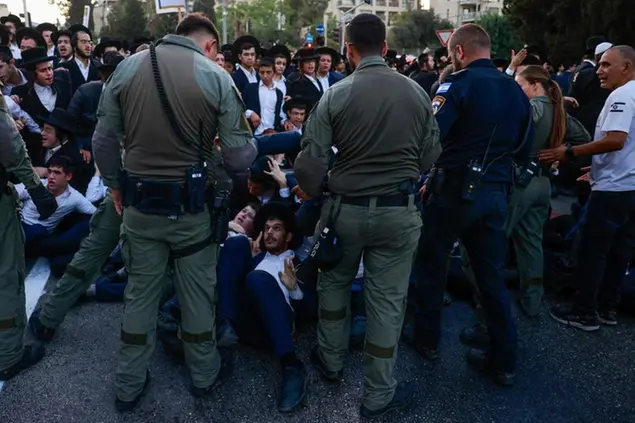 La polizia israeliana disperde una protesta a Gerusalemme il 7 agosto. (Foto Afp/Ansa)