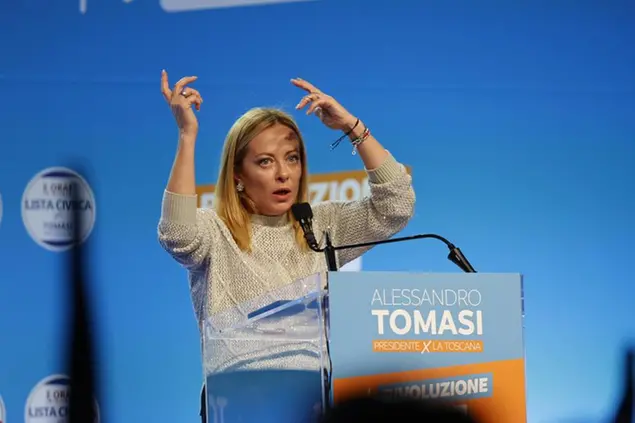 La presidente del consiglio Giorgia Meloni durante l'evento di chiusura della campagna elettorale in Toscana per il centrodestra con Alessandro Tomasi a Firenze in piazza San Lorenzo