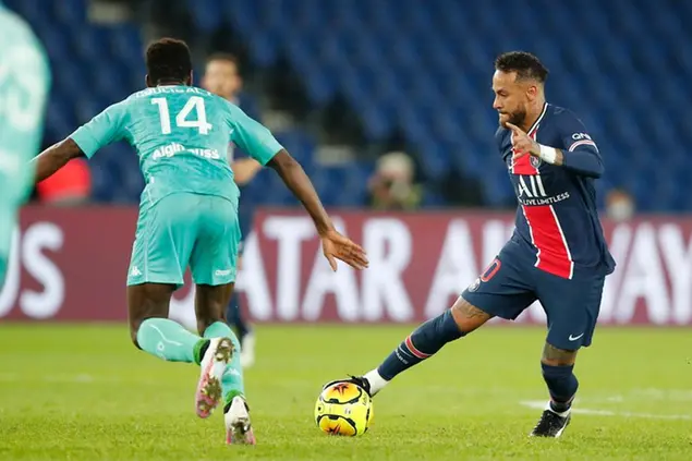 La partita vinta dal Psg con una goleada contro l'Angers, il 2 ottobre. Nella foto: Neymar e\\u00A0Anthony Gomez Mancini (Foto:\\u00A0Francois Mori/AP)