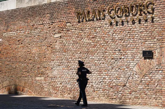 Una poliziotta cammina fuori dal Palais Coburg a Vienna, dove si tengono i colloqui a porte chiuse per l'accordo sul nucleare (AP Photo/Florian Schroetter)