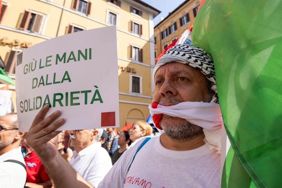 Ddl antisemitismo, slitta l’esame in Commissione. La protesta davanti a Montecitorio: «Difendiamo il diritto di critica»