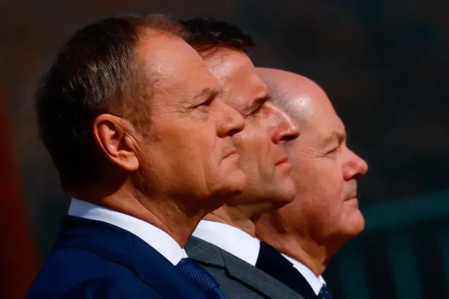 (Il premier polacco Donald Tusk a Berlino con Scholz e Macron a metà marzo. Foto Ansa)