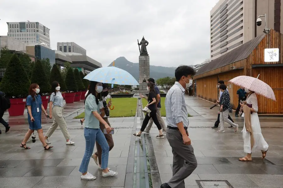 Persone che indossano una mascherina a Seoul, in Corea del Sud (AP Photo/Ahn Young-joon)