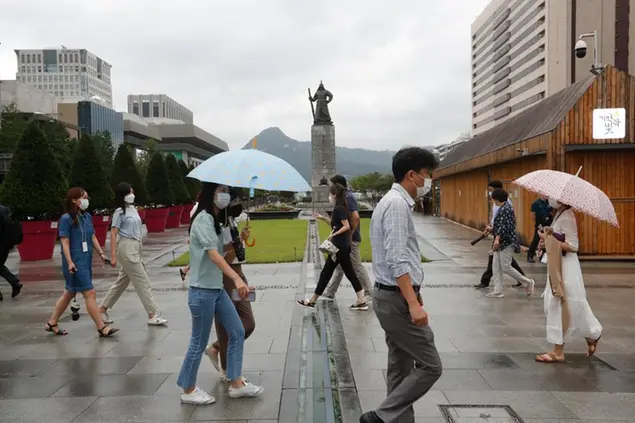 Persone che indossano una mascherina a Seoul, in Corea del Sud (AP Photo/Ahn Young-joon)