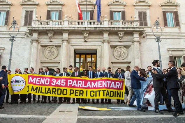 Ottobre 2019, il M5S festeggia l'approvazione del taglio dei parlamentari in piazza Montecitorio