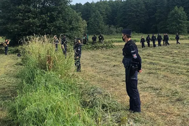 (Forze dell'ordine polacche asserragliate al confine per tenere lontani i richiedenti asilo. Foto Fundacja Ocalenie)