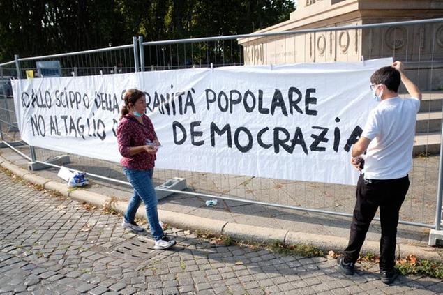 Un'iniziativa dei Radicali per il No al referendum a Roma - LaPresse