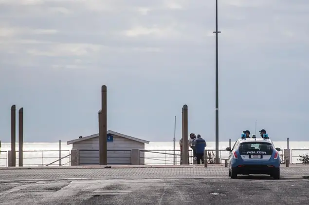 28/11/2017 Roma, Blitz interforze di Polizia, Carabinieri e Guardia di Finanza nel quartiere Nuova Ostia dove risiede la famiglia Spada. Nella foto la Polizia di Stato durante i controlli sul lungomare di Ostia