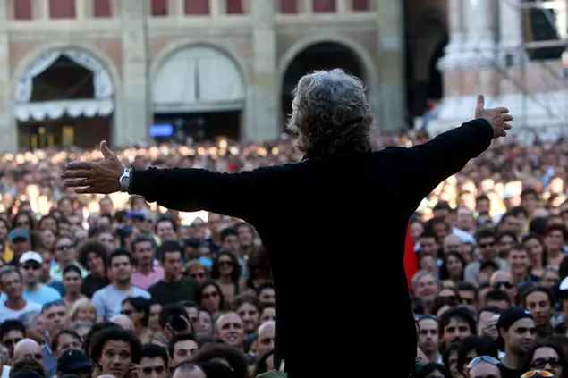 © Marco Merlini / LaPresse 08-09-2007 Bologna Politica Piazza Maggiore - manifestazione organizzata da Beppe Grillo V-Day Nella foto Beppe Grillo