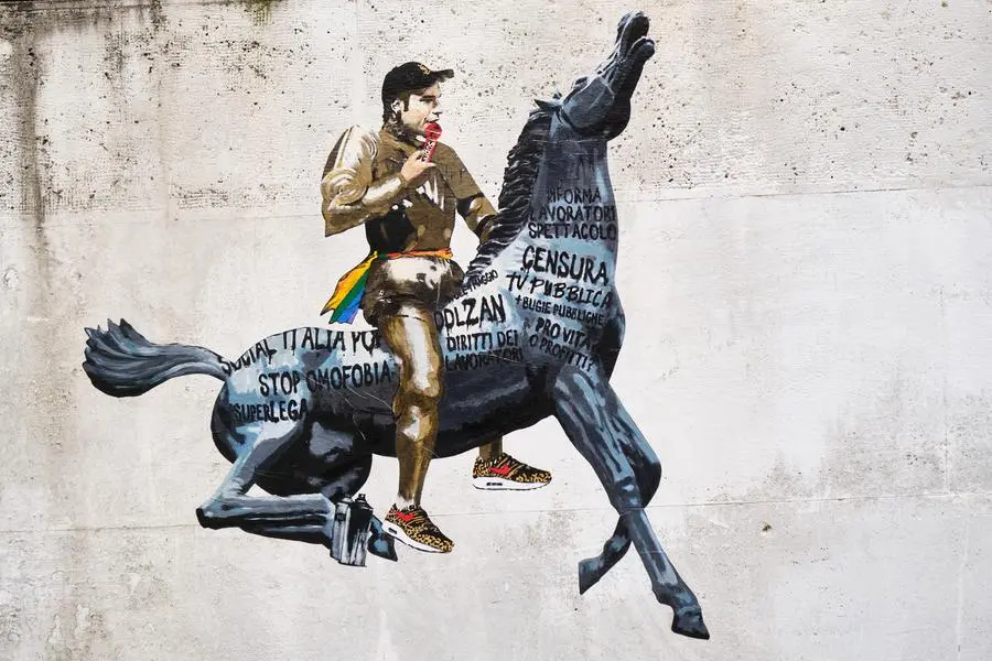 Foto Mauro Scrobogna /LaPresse 04-05-2021 Roma , Italia Cronaca Rai - Fedez Nella foto: murales nei pressi della sede Rai di Viale Mazzini sulla polemica del Rapper Fedez con la dirigenza Rai 3 Photo Mauro Scrobogna /LaPresse May 04, 2021\\u00A0 Rome, Italy News Rai - Fedez In the photo: murals near the Rai headquarters in Viale Mazzini on the controversy between Rapper Fedez and the Rai 3 management