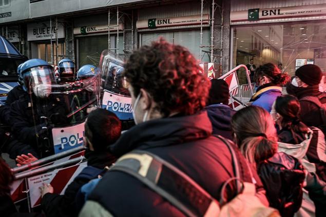 28/01/2022 Milano, sciopero degli studenti per protestare dopo la morte di Lorenzo, il giovane di 18 anni deceduto durante l\\u201A\\u00C4\\u00F4ultimo giorno di alternanza scuola lavoro, venerd\\u221A\\u00A8 scorso nello stabilimento metalmeccanico Burimec , a Lauzacco vicino Udine. Nella foto gli scontri con le forze dell\\u201A\\u00C4\\u00F4ordine