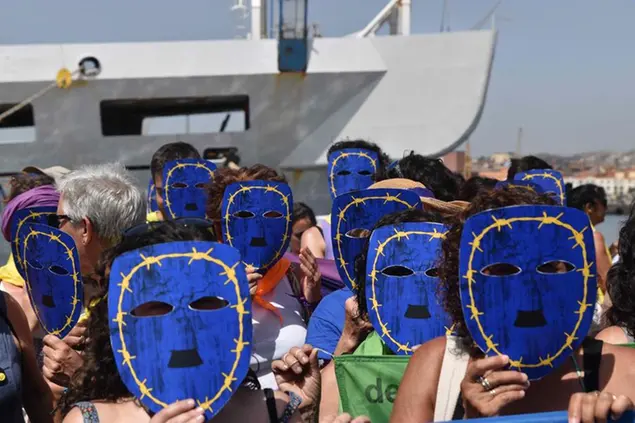 (Attivisti protestano contro Frontex e la linea anti-migranti di Salvini al porto di Catania nel 2018. Foto LaPresse)