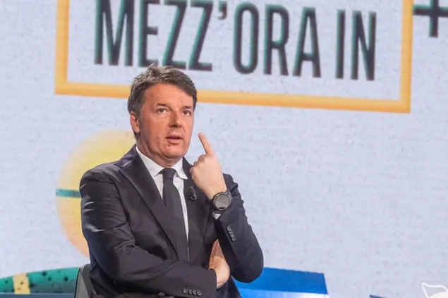 Matteo Renzi alla trasmissione \\\"Mezz'ora in più\\\" (foto LaPresse)