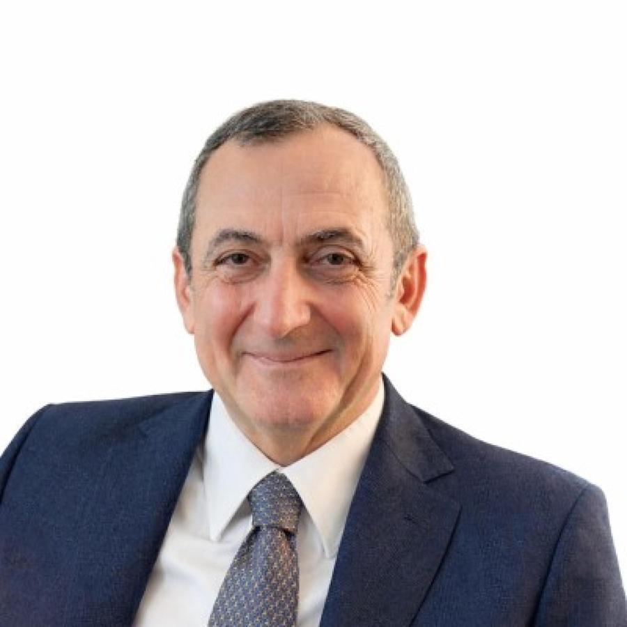 Ufficio con scrivanie e computer, rappresentazione di una agenzia governativa italiana con cambiamenti organizzativi